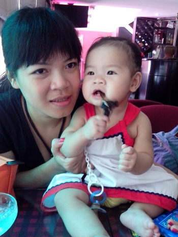 Ch&aacute;u Hương chụp c&ugrave;ng mẹ. Ảnh gia đ&igrave;nh cung cấp