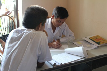 &Ocirc;ng Tạ Xu&acirc;n Hưng - chủ đại l&yacute; ph&acirc;n phối thịt b&ograve; kh&ocirc; Hưng Hương - đang khai b&aacute;o tại Đội QLTT số 24. Ảnh: Đức Nguyễn