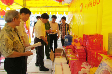 Đo&agrave;n kiểm tra kiểm tra VSATTP tại ki ốt kinh doanh b&aacute;nh trung thu mang thương hiệu Kinh Đ&ocirc; tr&ecirc;n phố Bạch Mai